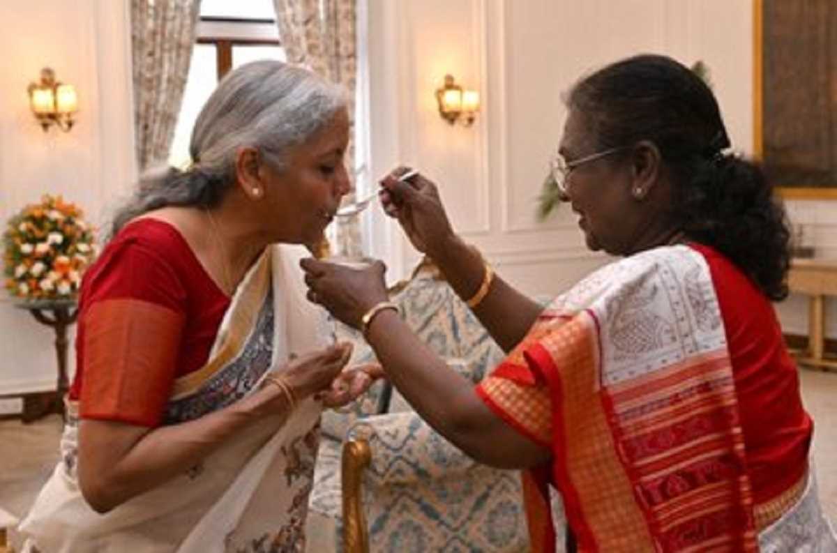 बजट पेश करने से पहले राष्ट्रपति मुर्मू ने वित्त मंत्री को खिलाई दही-चीनी, जानिए क्या है इस परंपरा का महत्व